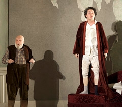 Oblomov, debout, puis couché, toujours sur le même sofa...