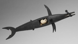 Incroyable sculpture d'un requin reliquaire